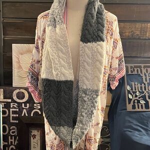 SO Gray and White Knit Scarf